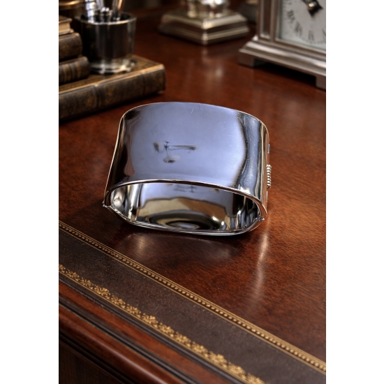 Szeroka, masywna bransoletka mankietowa ze stali nierdzewnej, z eleganckim mechanicznym zapięciem. Minimalistyczna, nowoczesna forma..