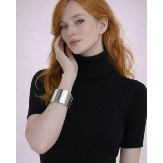 Szeroka, masywna bransoletka mankietowa ze stali nierdzewnej, z eleganckim mechanicznym zapięciem. Minimalistyczna, nowoczesna forma..