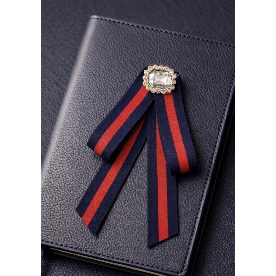 Broszka kokarda z ozdobnym kamieniem – elegancja z nutą klasyki.