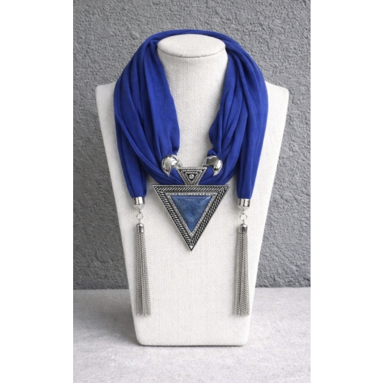 Naszyjnik z apaszką i geometrycznym wisiorem – nowoczesna elegancja.