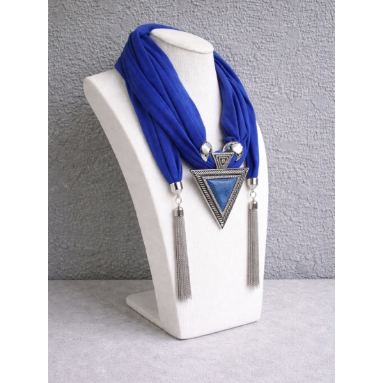 Naszyjnik z apaszką i geometrycznym wisiorem – nowoczesna elegancja.