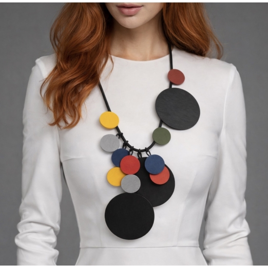 Naszyjnik z drewnianymi kołami – artystyczna forma i kolor.