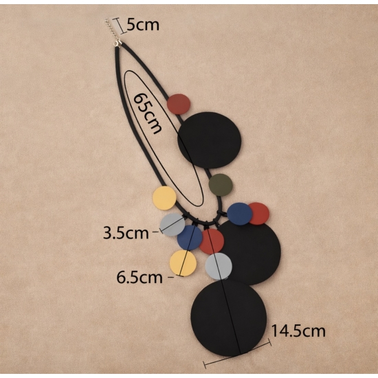 Naszyjnik z drewnianymi kołami – artystyczna forma i kolor.