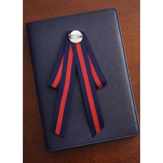 Broszka kokarda z ozdobnym kamieniem – elegancja z nutą klasyki.