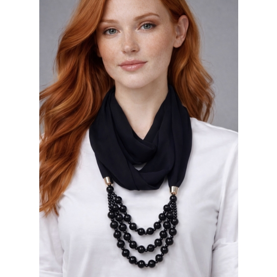 Naszyjnik z czarną apaszką i koralikami – elegancja w nowoczesnym wydaniu.
