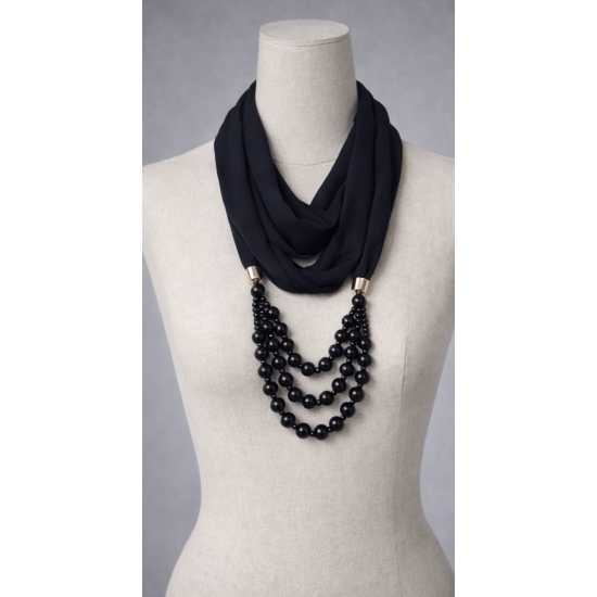 Naszyjnik z czarną apaszką i koralikami – elegancja w nowoczesnym wydaniu.