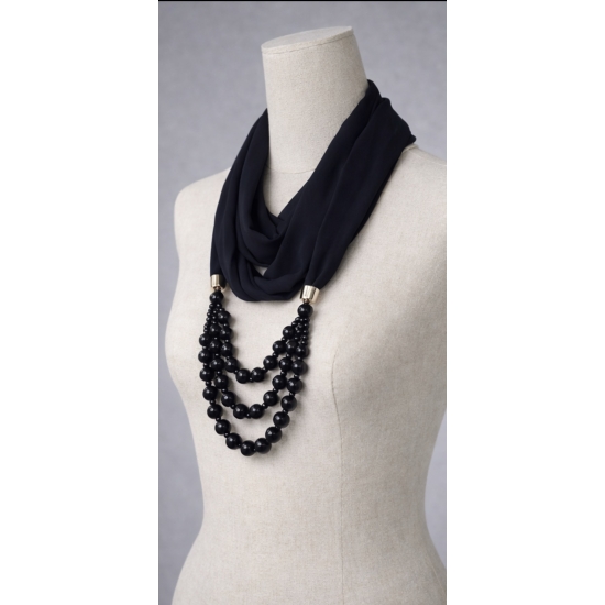 Naszyjnik z czarną apaszką i koralikami – elegancja w nowoczesnym wydaniu.