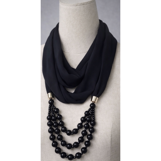 Naszyjnik z czarną apaszką i koralikami – elegancja w nowoczesnym wydaniu.