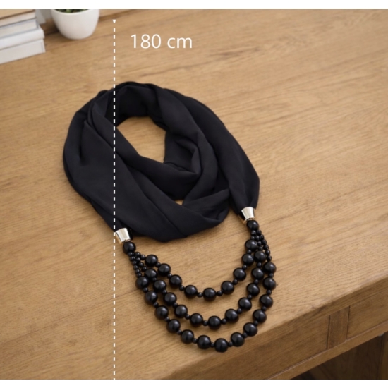 Naszyjnik z czarną apaszką i koralikami – elegancja w nowoczesnym wydaniu.