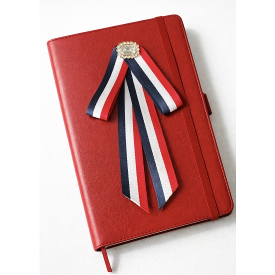 Broszka kokarda wstążkowa – elegancja w klasycznych barwach.