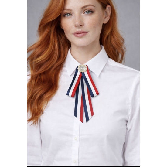 Broszka kokarda wstążkowa – elegancja w klasycznych barwach.