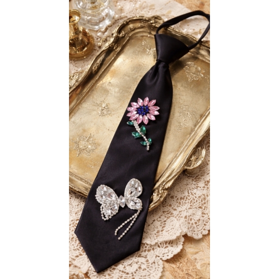 Krawat biżuteryjny z kryształowymi zdobieniami – elegancja z efektem wow.
