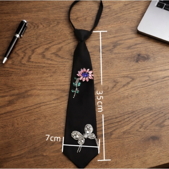 Krawat biżuteryjny z kryształowymi zdobieniami – elegancja z efektem wow.