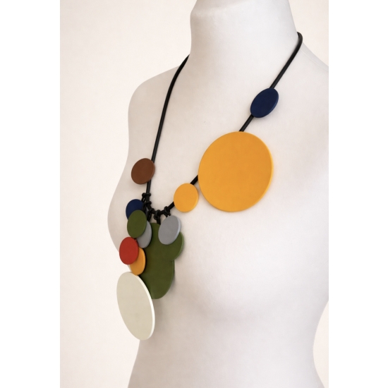 Naszyjnik z drewnianymi kołami – lekkość formy i kolorystyczna harmonia.