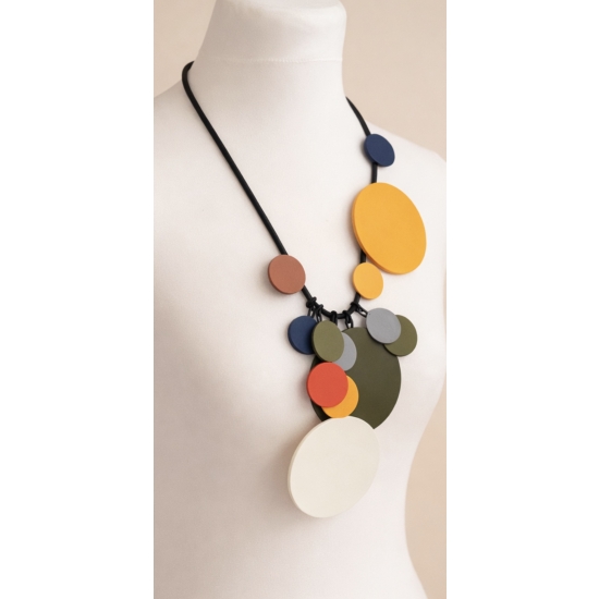 Naszyjnik z drewnianymi kołami – lekkość formy i kolorystyczna harmonia.