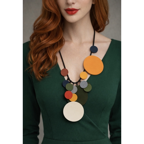Naszyjnik z drewnianymi kołami – lekkość formy i kolorystyczna harmonia.
