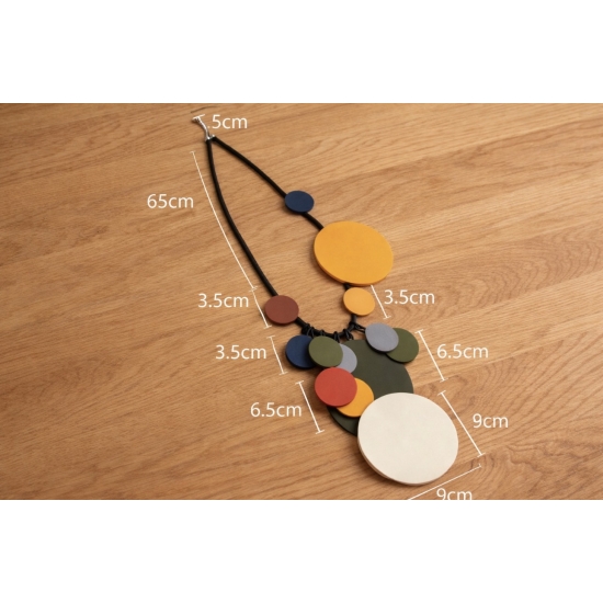 Naszyjnik z drewnianymi kołami – lekkość formy i kolorystyczna harmonia.