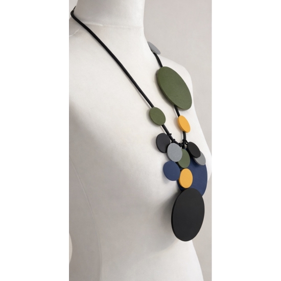 Naszyjnik z drewnianymi kołami – nowoczesna geometria i lekka forma.