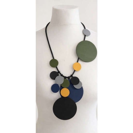 Naszyjnik z drewnianymi kołami – nowoczesna geometria i lekka forma.