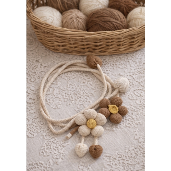 Naszyjnik pasek z kwiatami – oryginalna forma i naturalna lekkość.