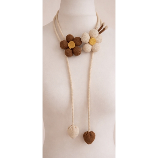 Naszyjnik pasek z kwiatami – oryginalna forma i naturalna lekkość.