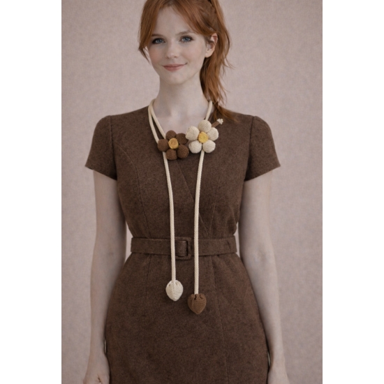 Naszyjnik pasek z kwiatami – oryginalna forma i naturalna lekkość.