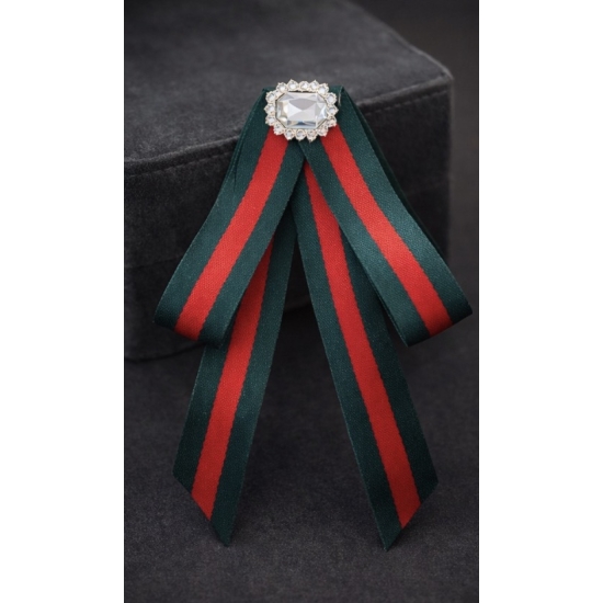 Broszka kokarda wstążkowa – elegancki akcent w klasycznych kolorach.