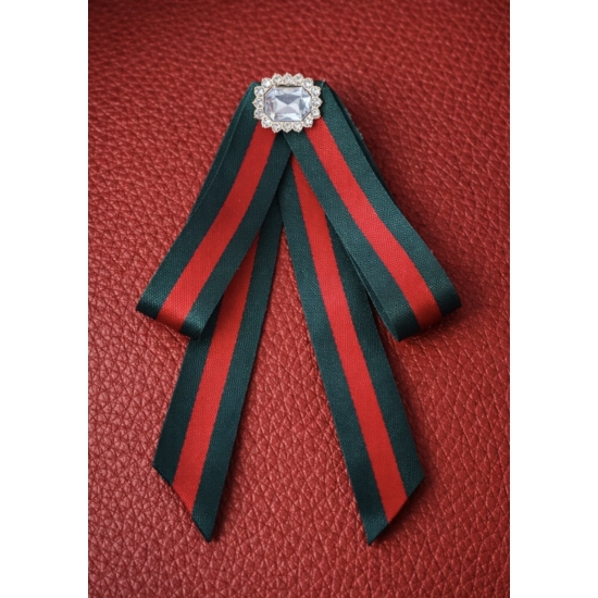 Broszka kokarda wstążkowa – elegancki akcent w klasycznych kolorach.