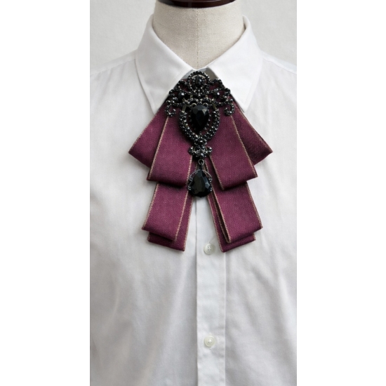 Broszka kokarda z regulowaną tasiemką – elegancja z biżuteryjnym detalem.