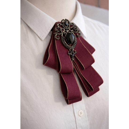 Broszka kokarda z regulowaną tasiemką – elegancja z biżuteryjnym detalem.