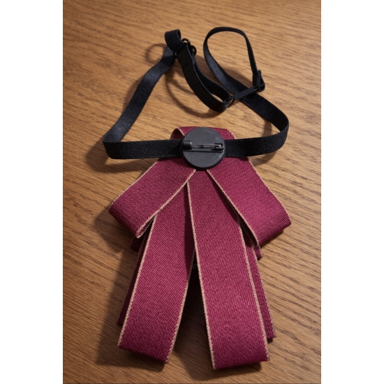 Broszka kokarda z regulowaną tasiemką – elegancja z biżuteryjnym detalem.