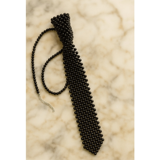 Elegancki krawat z perełek w klasycznym czarnym kolorze – stylowy dodatek o biżuteryjnym charakterze.