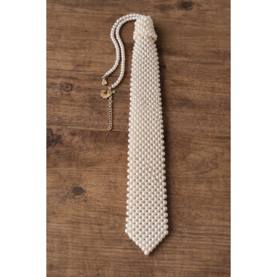 Elegancki krawat z perełek w jasnym, perłowym odcieniu – luksusowy dodatek, który łączy klasykę z nowoczesną elegancją.