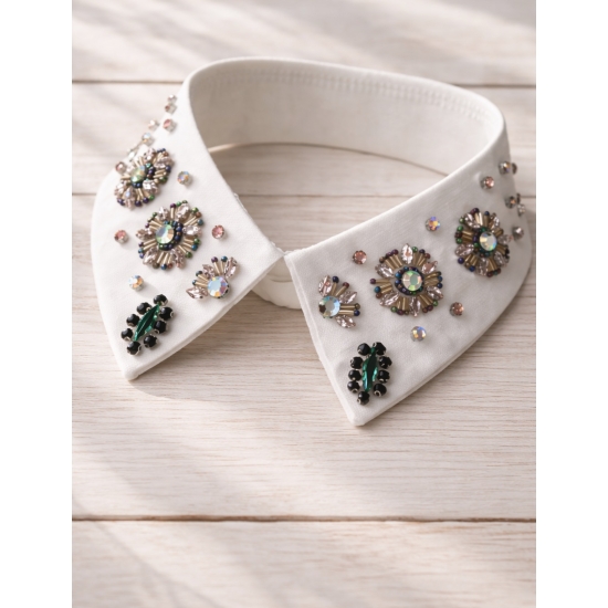 Elegancki, biały kołnierzyk ozdobny z kryształkami – biżuteryjny dodatek, który nadaje stylizacji luksusowego charakteru.