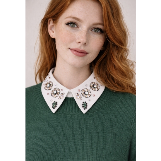 Elegancki, biały kołnierzyk ozdobny z kryształkami – biżuteryjny dodatek, który nadaje stylizacji luksusowego charakteru.