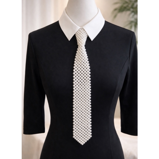Elegancki krawat z perełek w jasnym, perłowym odcieniu – luksusowy dodatek, który łączy klasykę z nowoczesną elegancją.