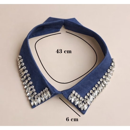 Elegancki kołnierzyk z denimu zdobiony efektownymi kryształkami – stylowy dodatek, który w kilka sekund odmieni każdą stylizację.