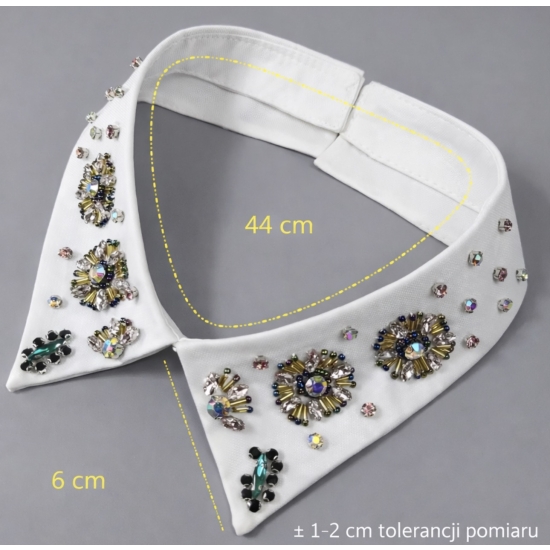 Elegancki, biały kołnierzyk ozdobny z kryształkami – biżuteryjny dodatek, który nadaje stylizacji luksusowego charakteru.
