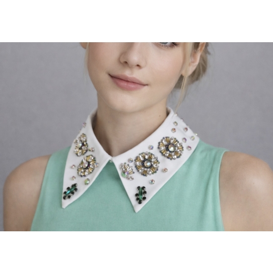 Elegancki, biały kołnierzyk ozdobny z kryształkami – biżuteryjny dodatek, który nadaje stylizacji luksusowego charakteru.