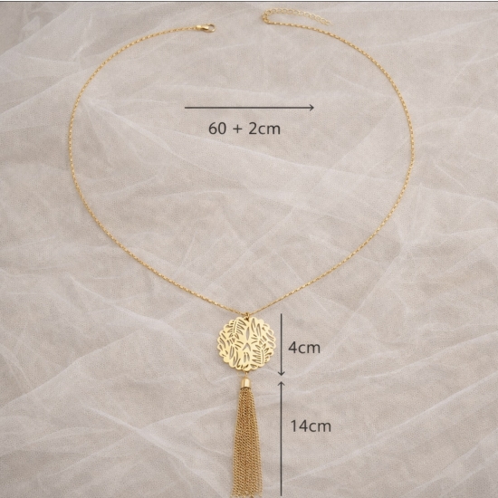 Elegancki długi naszyjnik w złotym kolorze z ażurową zawieszką i chwostem.