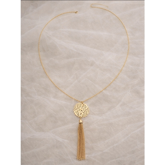 Elegancki długi naszyjnik w złotym kolorze z ażurową zawieszką i chwostem.