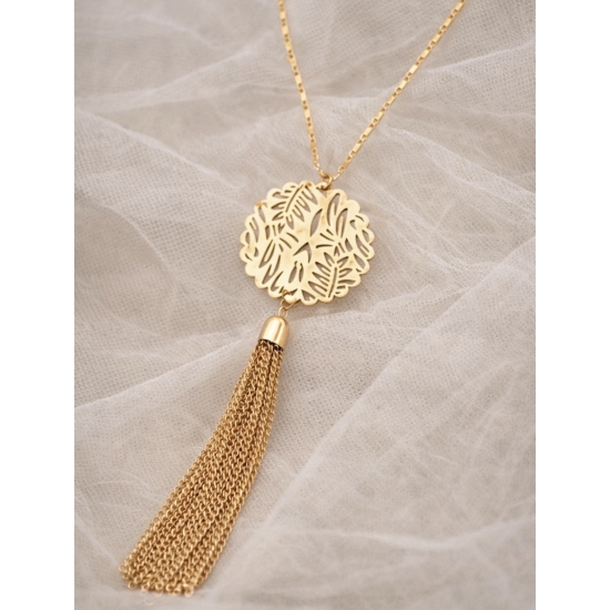 Elegancki długi naszyjnik w złotym kolorze z ażurową zawieszką i chwostem.