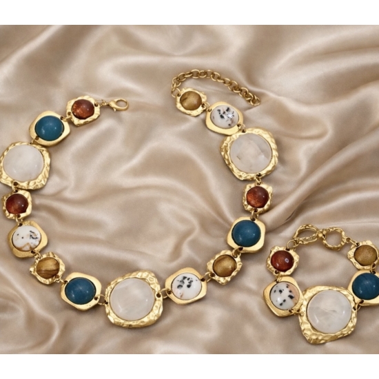 Elegancki komplet biżuterii w złotym odcieniu z dekoracyjnymi kamieniami – naszyjnik i bransoletka.