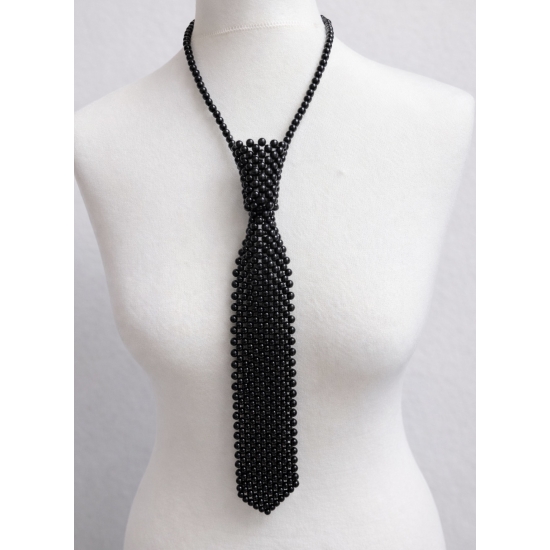 Elegancki krawat z perełek w klasycznym czarnym kolorze – stylowy dodatek o biżuteryjnym charakterze.