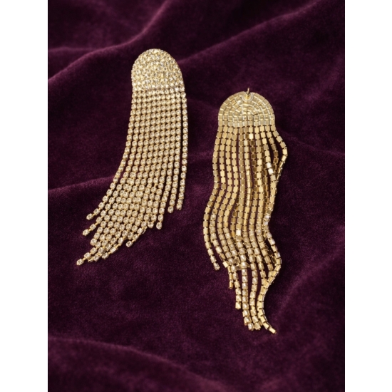 Efektowne, długie kolczyki w złotym odcieniu z kaskadą lśniących kryształków – biżuteria glamour stworzona, by przyciągać spojrzenia.