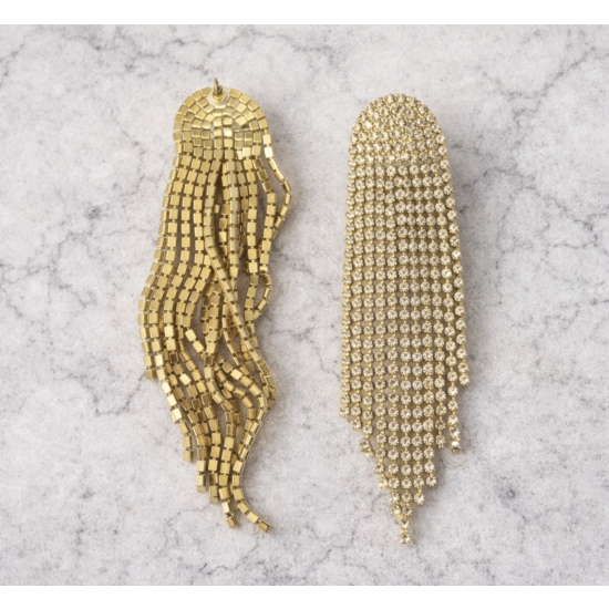 Efektowne, długie kolczyki w złotym odcieniu z kaskadą lśniących kryształków – biżuteria glamour stworzona, by przyciągać spojrzenia.
