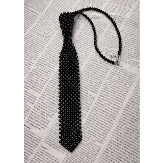 Elegancki krawat z perełek w klasycznym czarnym kolorze – stylowy dodatek o biżuteryjnym charakterze.
