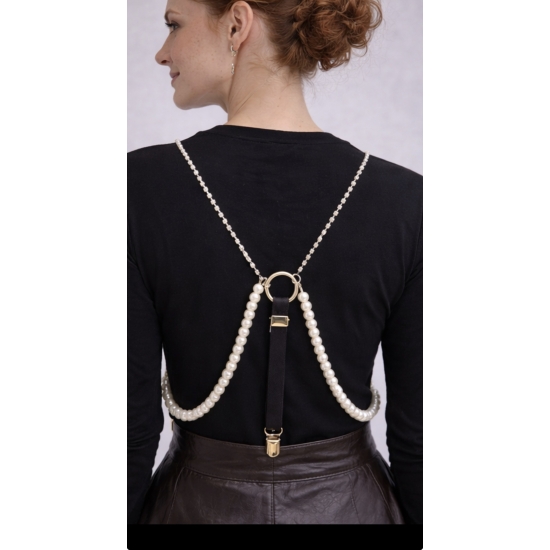 Eleganckie szelki z perłowymi zdobieniami – stylowy dodatek, który łączy klasykę z modowym charakterem.