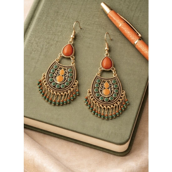 Kolczyki orientalne z bursztynowym akcentem.