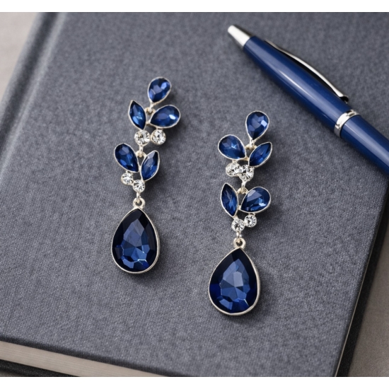 Kolczyki z granatowymi kryształami – elegancja w królewskim wydaniu.